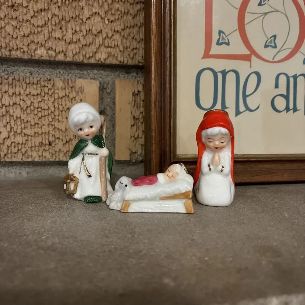 Vintage NAPCO Miniature Christmas Jesus Holy Family bone china Nativity‎ Set